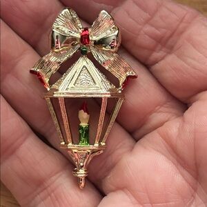 Vintage Gerry’s Festive Gold Lantern Brooch with Bow